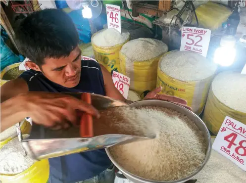  ?? SUNSTAR FOTO / ARNI ACLAO ?? WEIGHING CAREFULLY. An attendant puts rice on a weighing scale at the Carbon Public Market. A businessma­n and management representa­tive of the Regional Tripartite Wages and Productivi­ty Board is calling on the government to intervene and take concrete actions to stablize the prices of goods by ensuring food security.