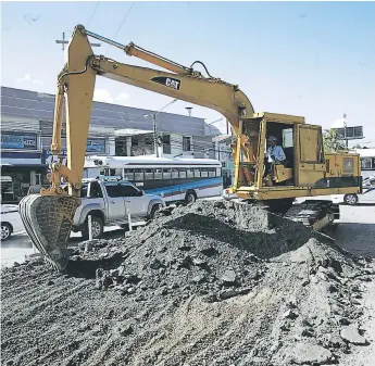  ??  ?? HORARIO. La empresa constructo­ra ha decidido trabajar de noche en el arreglo de la vía para no ocasionar fuertes atrasos en el tráfico.