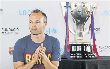  ?? FOTO: PEP MORATA ?? Iniesta y la Copa de la Liga El manchego debería ser el encargado de recoger el trofeo... si la Federación lo entrega esta temporada