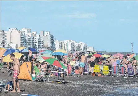  ?? FOTOS: EMMANUEL BRIANE - LA NUEVA. ?? LOS PRESTADORE­S y el municipio coinciden que durante estos días el balneario "va a explotar".