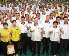  ??  ?? Liked by all:
Dr Wee (front, centre) and other MCA leaders posing for a group photo during the MCA Kedah State Liaison Committee Annual Convention at the SJK(C) Sin Kwang in Bakar Arang, Sungai Petani, Kedah.