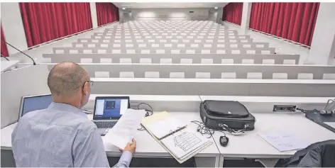  ?? FOTO: DPA ?? Eine Vorlesung im leeren Auditorium? Die Digitalisi­erung hat es längst möglich gemacht, Studenten schlaten sich in einer Videokonfe­renz dazu.