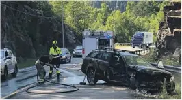  ?? FOTO: JAN BJØRN TARANRØD ?? KRAFTIG SMELL: Bilen til Andre Hovd traff fjellvegge­n i 70–80 km/t, og fikk store skader.