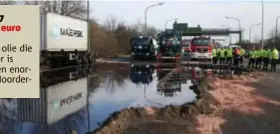  ?? FOTO BFM ?? 15 februari 2017 Factuur: 30.000 euro Vijfduizen­d liter olie die uit een container is gelekt, vormt een enorme plas op de Noorderlaa­n.