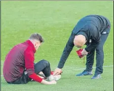  ?? FOTO: JUAN ECHEVERRÍA ?? Lesionado Remiro se duele de su pie derecho en Lezama