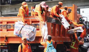  ??  ?? ‘OPLAN BAKLAS’ – Authoritie­s, led by Commission on Elections (Comelec) officer Jugeeh Deinla, conduct clearing operations for illegally-posted campaign materials in San Fernando City, La Union. (Erwin Beleo)