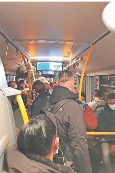  ?? FOTO: JÖRN FINGER ?? Statt dem Skytrain fährt am Sonntag derzeit ein Bus – der jetzt nahezu voll besetzt war. Fenster ließen sich nicht öffnen.