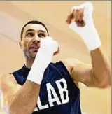  ??  ?? Boxer Wladimir Klitschko bereitet sich auf seinen Titelkampf in London vor. Foto: dpa