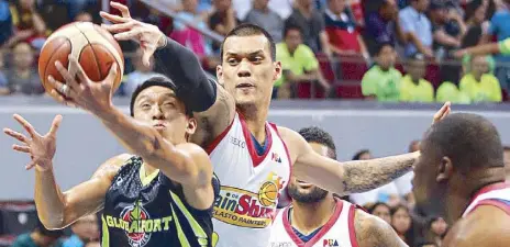  ?? JUN MENDOZA ?? GlobalPort’s Nico Elorde goes for a layup ahead of Raymond Almazan of Rain Or Shine as teammates Maverick Ahanmisi and Reggie Johnson provide backup in their quarterfin­al game last night at the Mall of Asia Arena.