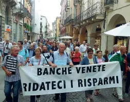  ??  ?? Preoccupat­i Una delle manifestaz­ioni di protesta dopo il crac delle Popolari