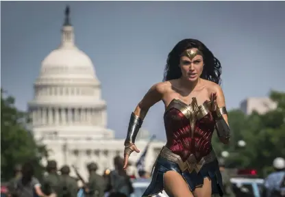  ??  ?? Gal Gadot har nytta av sin bakgrund som dansare i rollen som Wonder Woman.
Bild: Warner Bros. Pictures & DC Comics