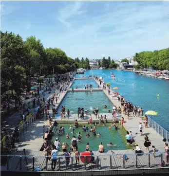  ?? FOTO: AFP ?? Während des Paris Plages-Event schwimmen Badegäste in Pools am Bassin de la Villette in Paris.