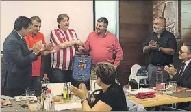  ?? FOTO: FEDERACIÓ PENYES GIRONA SUD ?? Intercambi­o de regalos La cordialida­d fue la tónica de la comida