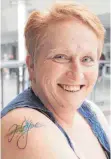  ??  ?? Stolz und voller Hoffnung zeigt Ursula Schwab ihr erstes Tattoo.