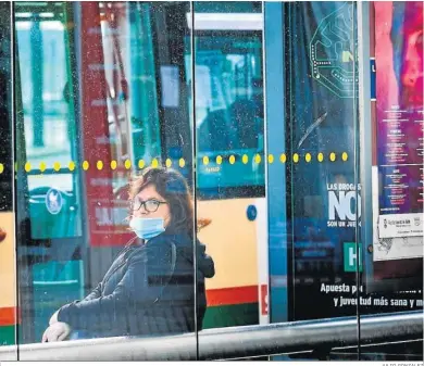  ?? JULIO GONZALEZ ?? Imagen de archivo de una parada del bus urbano de la capital.