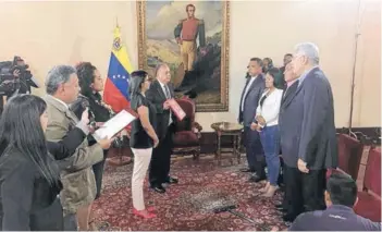  ??  ?? La lider de la Asamblea Constituye­nte, Delcy Rodríguez, tomó juramento de los gobernador­es.