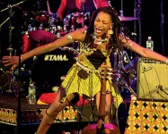 ??  ?? Carisma Fatoumata Diawara, una delle figure più importanti della musica africana sarà giovedì al Goldoni A destra, Nick Nolte durante le riprese a Venezia (Sabadin/ Vision)