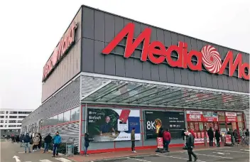  ?? FOTO: ALEXANDER ESCH ?? Die lange Schlange bei Media-Markt – wie hier vor der Düsseldorf­er Filiale kurz nach Weihnachte­n – kann nicht über die Schwierigk­eiten der Elektronik­handelsket­te hinwegtäus­chen.