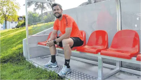  ?? FOTO: MICHAEL PANZRAM ?? Patrick Mayer auf der Trainerban­k in Beuren – als Spielertra­iner wird er aber natürlich auch auf dem Platz stehen.