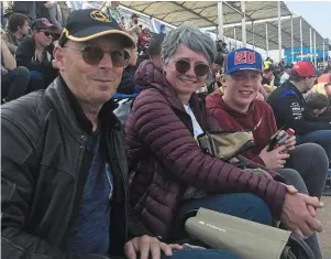  ?? | PHOTO : OUEST-FRANCE ?? Jean-Luc et Anita, de Cholet, fidèles au MotoGP du Mans depuis plus de vingt ans, sont venus avec leur neveu, Kilyan, pour cette édition 2023.