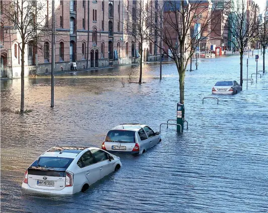  ?? PHOTOS AFP ?? Le quartier du marché aux poissons de Hambourg, en Allemagne, a été inondé hier par la montée des eaux de l’Elbe.