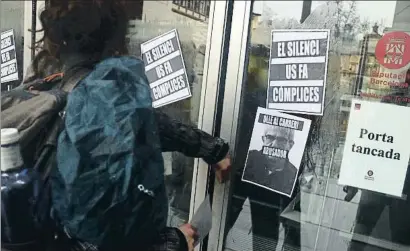  ?? PAU CORTINA / ACN ?? Manifestac­ión de los alumnos del Institut contra Joan Ollé y la dirección del centro el pasado lunes