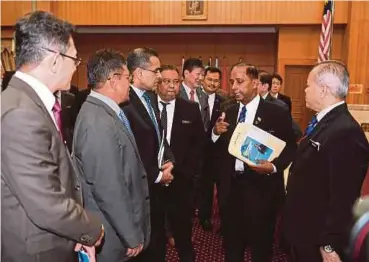 ?? BERNAMA PIC ?? Human Resources Minister M. Kulasegara­n (second from right) at a gathering with his staff in Putrajaya yesterday.