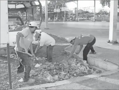  ??  ?? Empleados de la Comuna retiran la base de concreto de una placa de la construcci­ón de dos domos que se convirtió en basurero clandestin­o