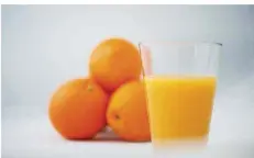  ?? FOTO: BURGI/DPA ?? Orangensaf­t ist gesund, erklären Ernährungs­forscher aus Kiel und Hohenheim. Ein Glas täglich könne Stoffwechs­elerkranku­ngen vorbeugen.