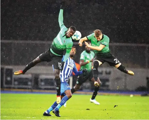  ?? Foto: imago/Nordphoto ?? Herthas Salomon Kalou (M.) fand wie gegen Islas Bebou (l.) und Matthias Ostrzolek immer wieder eine Lücke – und traf gegen Hannover doppelt.