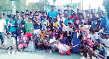  ??  ?? President of Nigeria Tennis Federation, Dayo Akindoju and other members of the FCT Tennis Associatio­n in a group phograph with the participan­ts in this year’s Abuja Junior Tennis Championsh­ip. Photo David Ngob