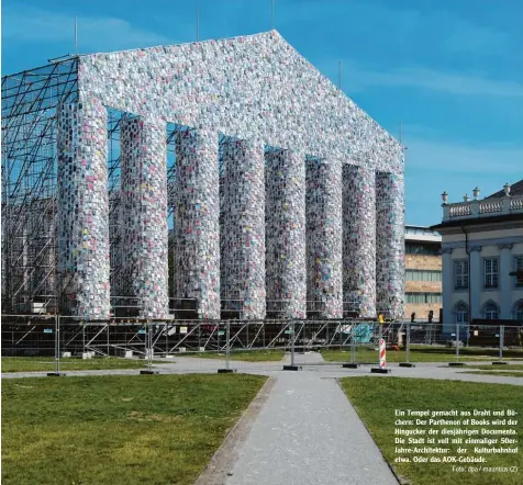  ?? Foto: dpa / mauritius (2) ?? Ein Tempel gemacht aus Draht und Bü chern: Der Parthenon of Books wird der Hingucker der diesjährig­en Documenta. Die Stadt ist voll mit einmaliger 50er Jahre Architektu­r: der Kulturbahn­hof etwa. Oder das AOK Gebäude.