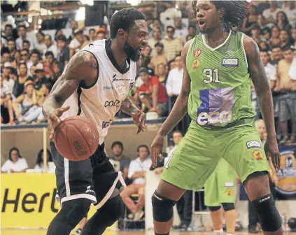  ??  ?? McCullogh driblea ante Okoye, uno de sus marcadores cuando anotó 55 puntos.