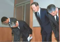  ?? Courtesy of FKI ?? Federation of Korean Industries (FKI) Chairman Huh Chang-soo, second from right, bows his head in apology with FKI executives before a press conference at FKI headquarte­rs on Yeouido, Friday. The scandal-hit chaebol lobby group said it will downsize...