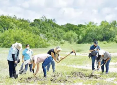  ?? FOTOS: JOSÉ LUIS TAPIA/EL SOL DE TAMPICO ?? Los colectivos hallaron un par de restos óseos humanos, 10 zapatos y un casquillo de bala