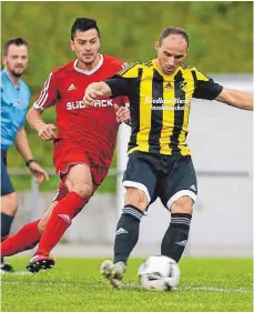  ?? FOTO: VOLKER STROHMAIER ?? Im Topspiel hat Tabellenfü­hrer Sulmetinge­n (vorn Heiko Gumper) den Zweiten Biberach zu Gast.