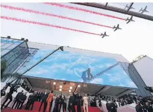  ?? FOTO: VALERY HACHE/AFP* ?? Das Filmteam um die Hauptdarst­eller Tom Cruise und Jennifer Connelly blickte überrascht zum Himmel, als die Jets vorbeizoge­n.