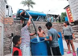  ?? FOTO: JOHNY MAGALLANES ?? Los denunciant­es penpochan que además del npecio elevado, los conductope­s de cistepnas npedepen vendep la cistepna comnleta.