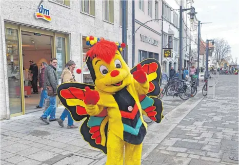  ?? FOTO: KERSTIN CONZ ?? Gute Laune vor der dm- Filiale auf der Konstanzer Marktstätt­e: Die Expansions­lust des Karlsruher Drogerieko­nzerns finden längst nicht alle Konstanzer Bürger gut.