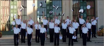  ?? (Photo M. Sk.) ?? Dix neuf jeunes officiers mariniers de la préparatio­n militaire supérieure maistrance « Yves Rose » ont été diplômés vendredi.