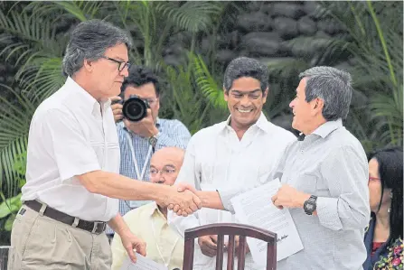  ?? ELIANA APONTE/ ARCHIVO ADN ?? Gustavo Bell (i), negociador del Gobierno, y el comandante del Eln Israel Ramírez Pineda (d), ‘Pablo Beltrán’ en La Habana en 2018.