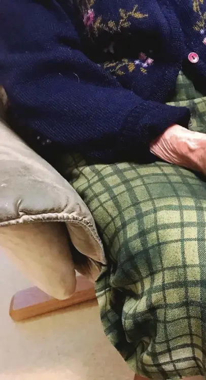  ??  ?? TOMT: Kvinnen som nå er 102 år gammel, har ingen ringer på hendene der hun alltid bar morens brede giftering