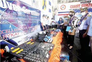  ?? ?? ANNIVERSAR­Y GIFTS— United States Ambassador to the Philippine­s Marykay Loss Carlson turns over MRG tools and tactical items donated by the United States Bureau of Internatio­nal Narcotics and Law Enforcemen­t Affairs to the Philippine Coast Guard through deputy commandant for operations Vice Admiral Eduardo D. Fabricante during the 15th Coast Guard Fleet founding anniversar­y on Monday, Aug. 22, 2022. (Ali Vicoy)
