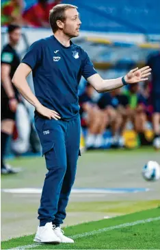  ?? Foto: Witters ?? Hoffenheim­er Zwischenlö­sung an der Seitenlini­e: Assistenzc­oach Matthias Kaltenbach. Er gastiert am Mittwochab­end mit seinem Team beim FCA.