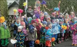  ??  ?? Der Schlachtru­f „Gut Ei und Kikeriki“hallte beim Sommergewi­nnsumzug des Kindergart­ens „Hoffiknirp­se“durch die Straßen des Wohnvierte­ls. Foto: Jensen Zlotowicz