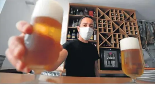  ??  ?? Una imagen que no se da desde hace tres meses: las cervezas servidas en la barra de un bar.