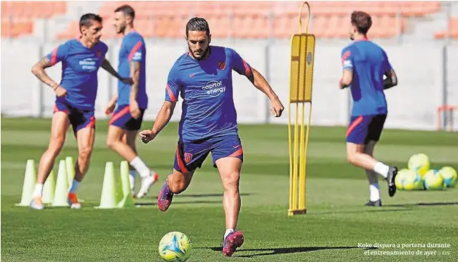  ?? // EFE ?? Koke dispara a portería durante el entrenamie­nto de ayer