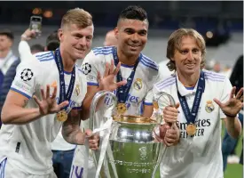  ?? FOTO: KIRSTY WIGGLESWOR­TH/AP/TT ?? ■ Casemiro, mitten, lämnar Champions League-vinnaren Real Madrid för Manchester United. Arkivbild. TT