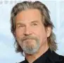  ??  ?? Le immagini Qui sopra: l’attore, produttore e musicista Jeff Bridges (Los Angeles, 4 dicembre 1949: foto Mark J. Terrill/Ap). Ha ricevuto sette nomination all’Oscar, vincendolo nel 2010 come protagonis­ta di Crazy Heart. Tra i film che ha interpreta­to:...