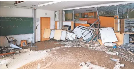  ?? FOTO: JENS KRICK/DPA ?? Ein Blick in einen Klassenrau­m des Peter-joerres-gymnasium in Bad Neuenahr-ahrweiler nach dem Hochwasser im Juli.